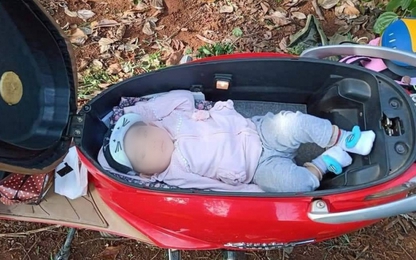 Hình ảnh em bé ngủ trong cốp xe máy gây tranh cãi