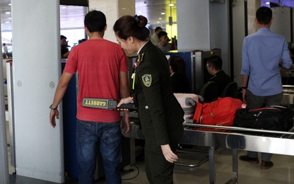 Nhân viên sân bay phát hiện hành khách 'xách tay' 2kg ma túy