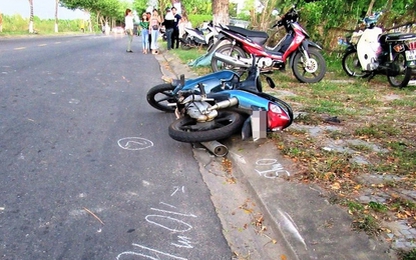 Chạy xe máy tông vào trụ điện bên đường, người đàn ông tử vong