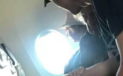 Hành động tử tế trên máy bay khiến du khách bật khóc