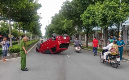 Xe hơi lật ngửa giữa đường, nữ hành khách nhập viện cấp cứu