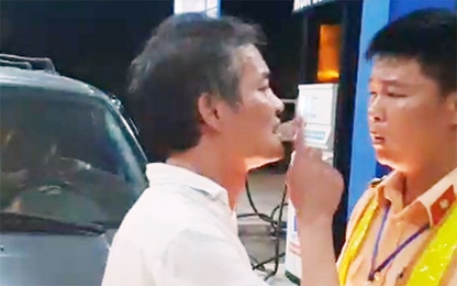 Tài xế xe biển xanh tát CSGT ở Thanh Hoá là người sửa xe hộ?