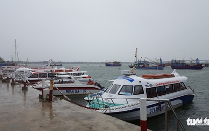 Dừng hoạt động tàu ra vào Cù Lao Chàm, đưa 125 người vào bờ