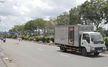 Va chạm với xe máy Go-Viet, khách GrabBike ngã ra đường bị xe tải cán