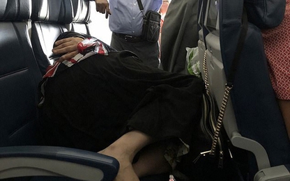 Người đàn ông đứng 6 tiếng nhường chỗ cho vợ ngủ trên máy bay