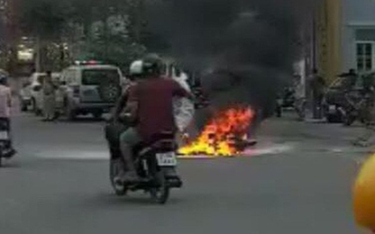 Xe máy bốc cháy ngùn ngụt khi tông nhau trực diện