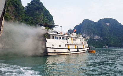 Tàu du lịch bất ngờ bốc cháy ngùn ngụt trên Vịnh Hạ Long