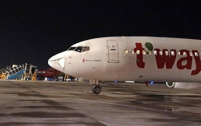 Máy bay Hàn Quốc hạ cánh khẩn xuống Tân Sơn Nhất do vật thể lạ