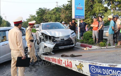 Xe sang Lexus húc đuôi xe Hyundai gây tai nạn liên hoàn