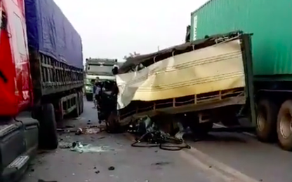 Va chạm kinh hoàng giữa xe tải và container 2 người bị thương nặng