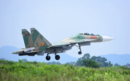 Huấn luyện phi công lái 'hổ mang chúa' Su-30MK2