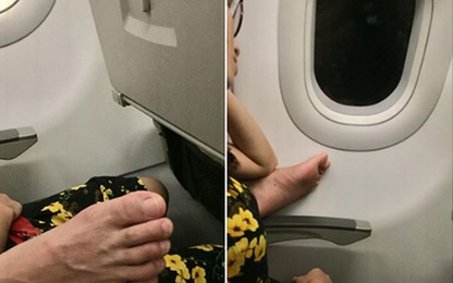 Phát hoảng với bàn chân bốc mùi gác trên ghế máy bay