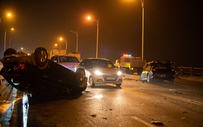 Tai nạn kinh hoàng giữa 3 ô tô trên cầu Vĩnh Tuy