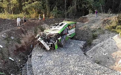 Xe tải lao xuống khe núi khiến 19 người chết