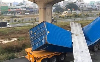 Dầm cầu bêtông rơi đè bẹp xe container đang chạy trên đường