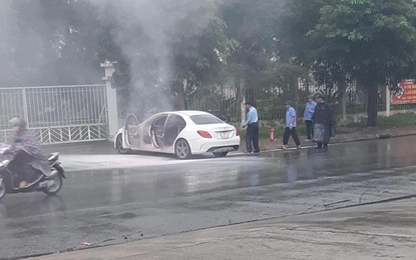 Xế sang Mercedes bốc cháy dữ dội bên đường