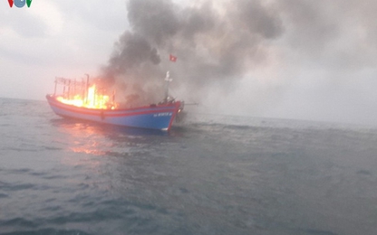 Tàu cá bốc cháy trên biển Quảng Trị, 7 ngư dân được cứu sống ​