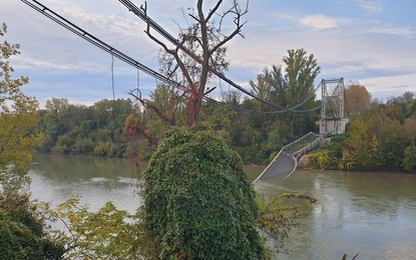 Cầu treo đổ sập, nhiều phương tiện bị rơi xuống sông Tarn, Pháp