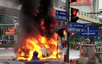 Hà Nội: Ôtô bốc cháy sau khi va chạm khiến một người tử vong
