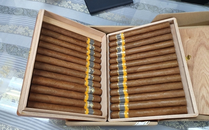 Bắt 3 vali chứa gần 2.500 điếu xì gà nhập lậu về Tân Sơn Nhất