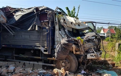 Xe tải tông sập nhà dân, 5 người trong gia đình may mắn thoát chết