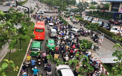Cấm ô tô dừng và đậu từ ngã tư Hàng Xanh đến cầu Sài Gòn