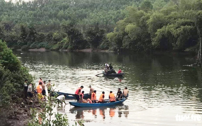 Lật thuyền trên sông, bé gái 4 tuổi chết đuối cùng cha