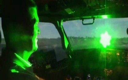 Tia lazer cực mạnh chiếu vào buồng lái máy bay hạ cánh xuống Nội Bài