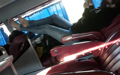 Cô gái thản nhiên gác chân thẳng đầu người khác trên xe khách