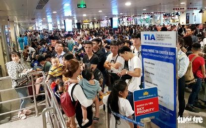 Máy bay hoãn chuyến, hành khách nằm, ngồi la liệt ở Tân Sơn Nhất