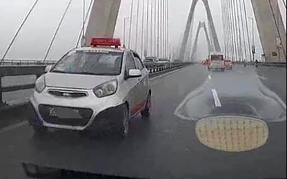 Taxi đi ngược chiều trên cầu Nhật Tân