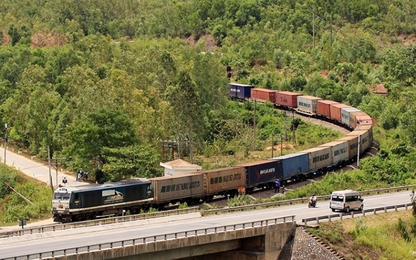Đường sắt tiếp tục chở 300 tấn hàng gửi miền Nam chống dịch