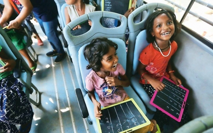 Lớp học trên xe buýt- Hy vọng của học sinh nghèo trong mùa dịch