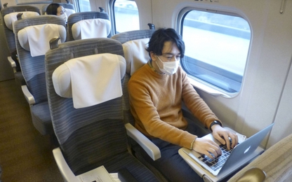 Nhật Bản ra mắt "toa văn phòng" dành cho dân công sở đi tàu