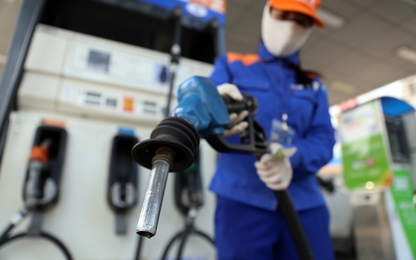 Giá xăng, dầu đồng loạt tăng mạnh gần 1.000 đồng/lít