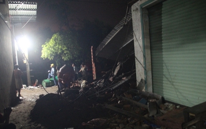 Nhà đang xây bị đổ sập, 11 người thương vong