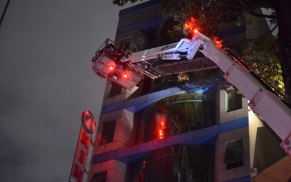 Khách sạn 9 tầng bốc cháy trong đêm, nhiều người bị mắc kẹt
