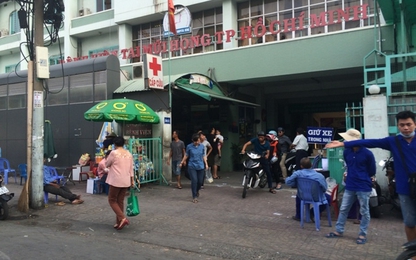 Bệnh viện công ở TPHCM vô tư "chặt chém" khách gửi xe máy