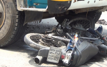 Xe máy băng qua đường gây tai nạn liên hoàn