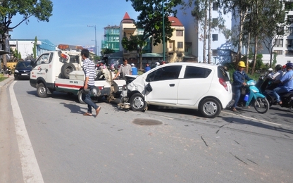 Ô tô 4 chỗ lao sang đường tông vào taxi gây tai nạn liên hoàn