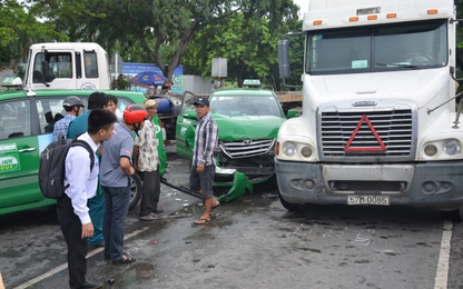 Container mất lái lao vào dòng xe đang dừng đèn đỏ