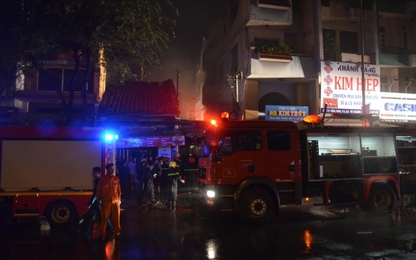 Cháy lớn, cứu 2 mẹ con chìm trong ‘biển lửa’