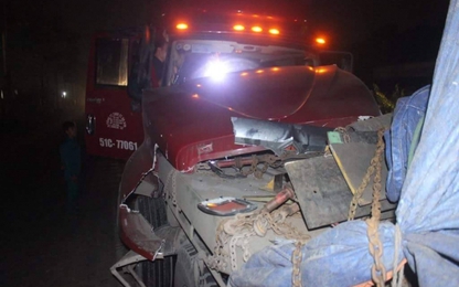 Bình Dương: Hai container tông nhau trong đêm, 1 tài xế bị thương nặng