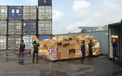 Phát hiện 2 container chở hàng trăm xe máy và đồ điện tử nhập lậu