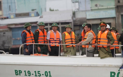 Phó Thủ tướng Trịnh Đình Dũng kiểm tra công tác chống bão tại Cà Mau