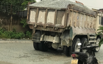 Bình Dương: Xe tải chở đá "tung hoành", tai nạn giao thông rình rập