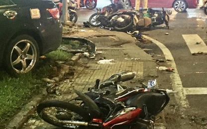 TP.HCM xế hộp Camry lao vào 8 xe máy khiến nhiều người bị thương