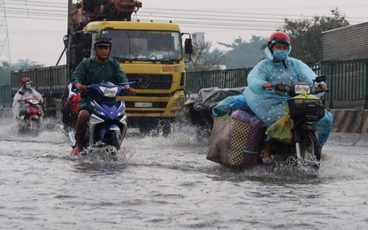 Tp.HCM: Quốc lộ 1A chìm trong biển nước sau mưa lớn