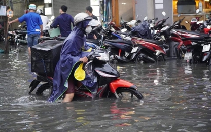 TP.HCM người dân lại chật vật vì mưa lớn và triều cường