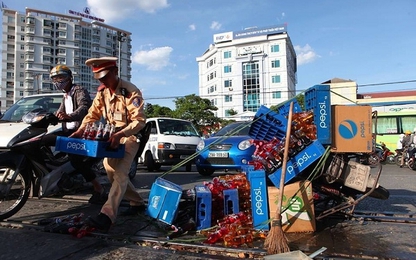 Kịp thời giải cứu xe máy kẹt cứng giữa đường ray tàu hỏa